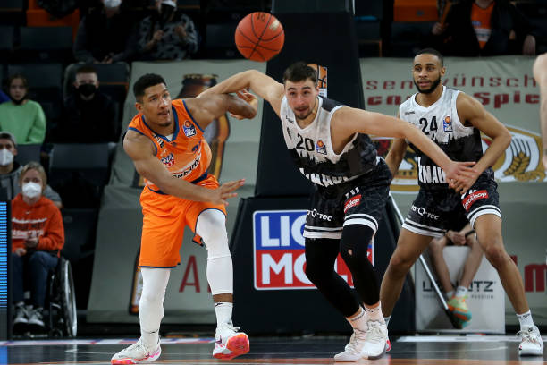 西蒙斯很可 西蒙斯很可